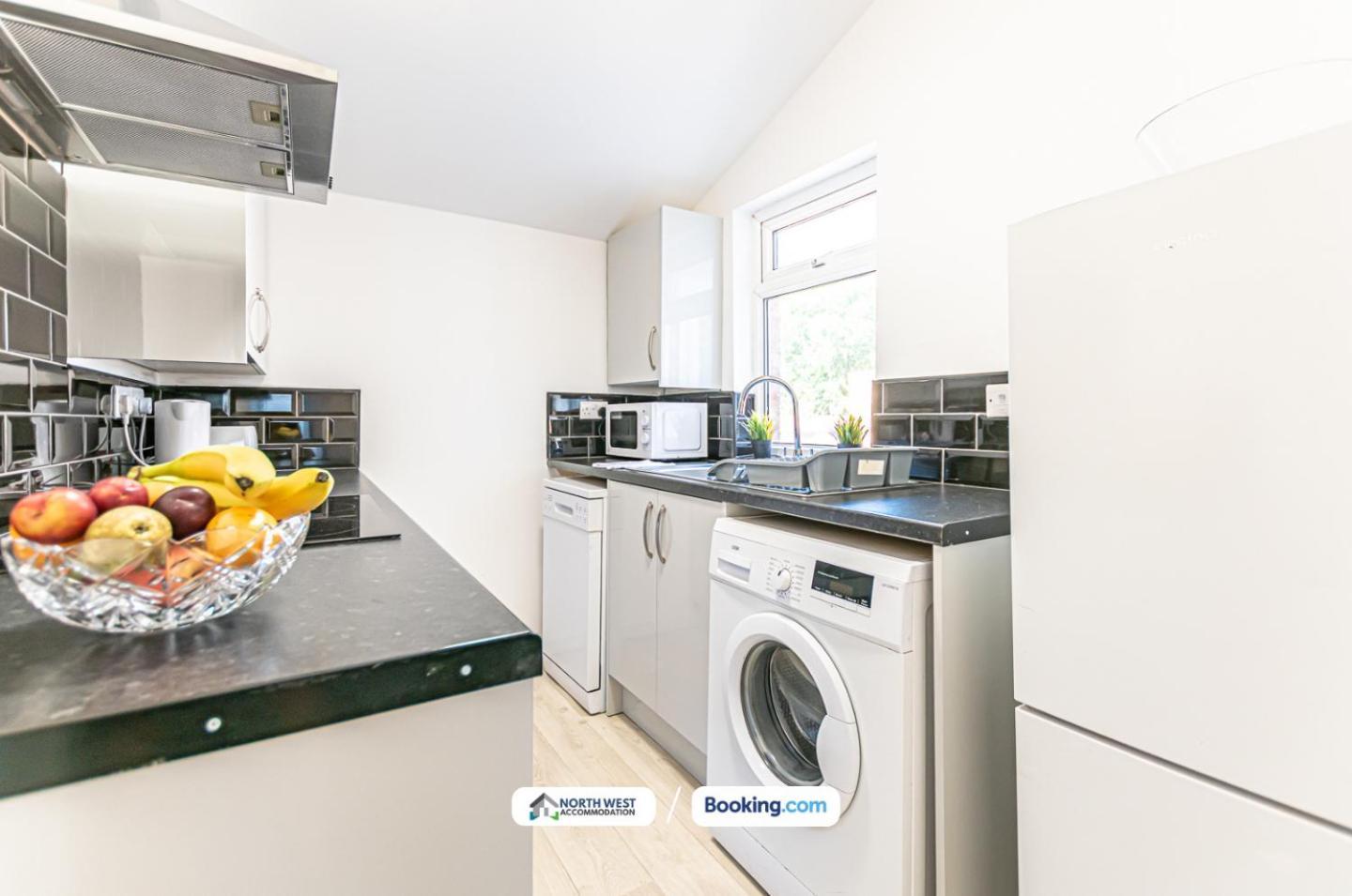 Modern 3Br House In Ince Ideal For Contractors & Long Stays Wigan Exterior photo